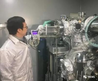 南京大學研發出新型 三明治 結構電子元件 可耐340 高溫